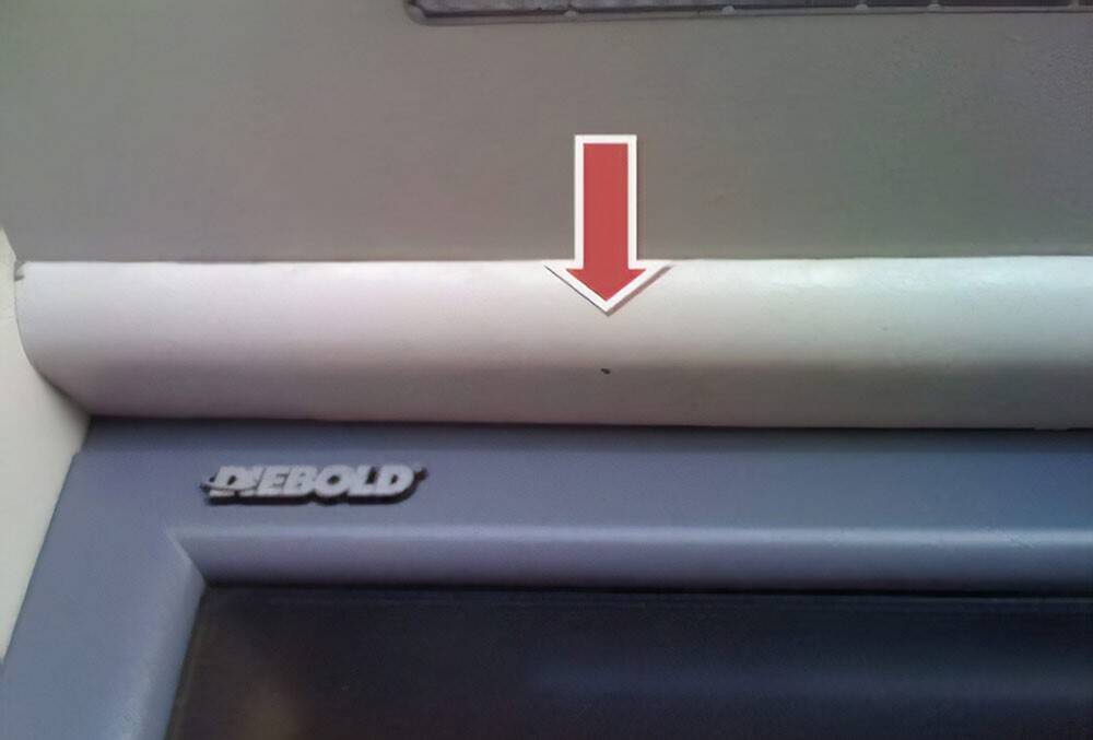 Камера в фальш-панели под козырьком банкомата